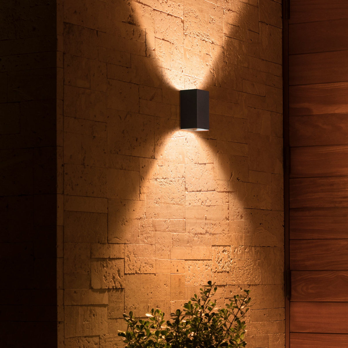 Philips Resonate Outdoor wall light - White and colour ambience